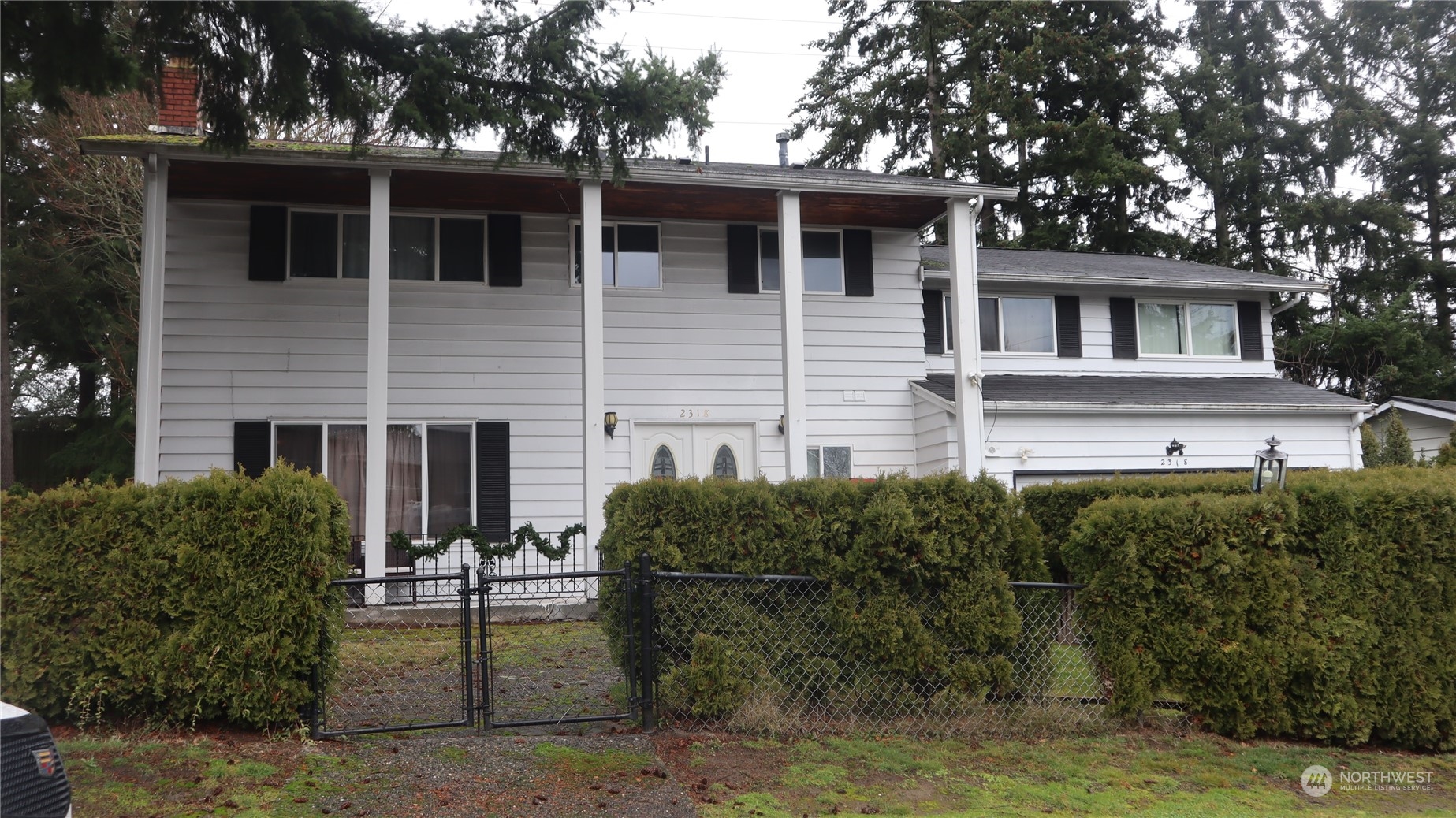 a view of a house with a backyard