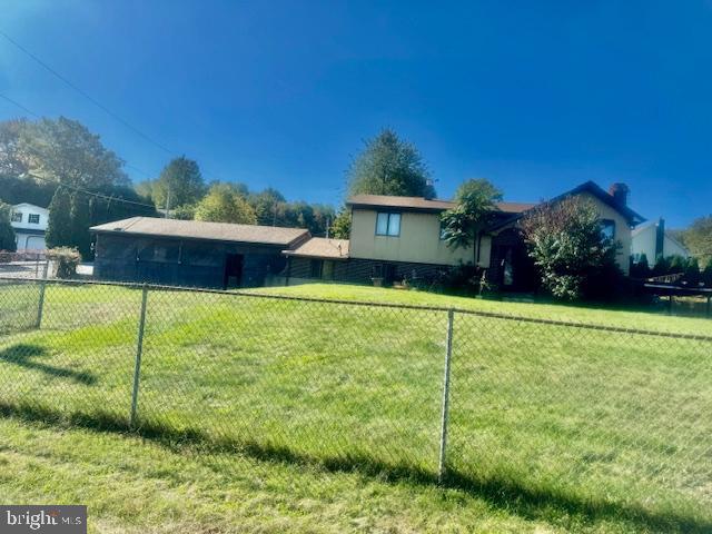 a view of a house with a yard