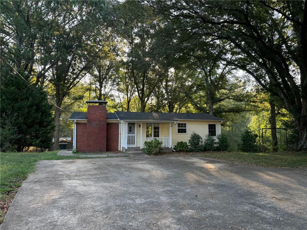 a view of a house with a backyard