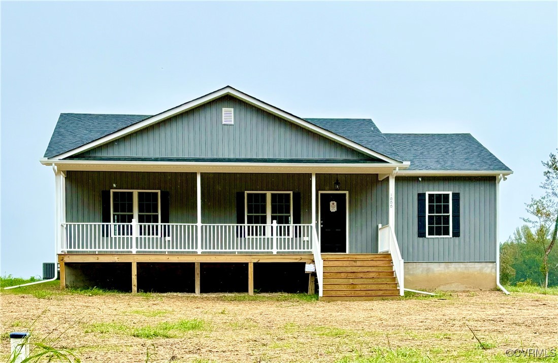 a view of front a house with a yard