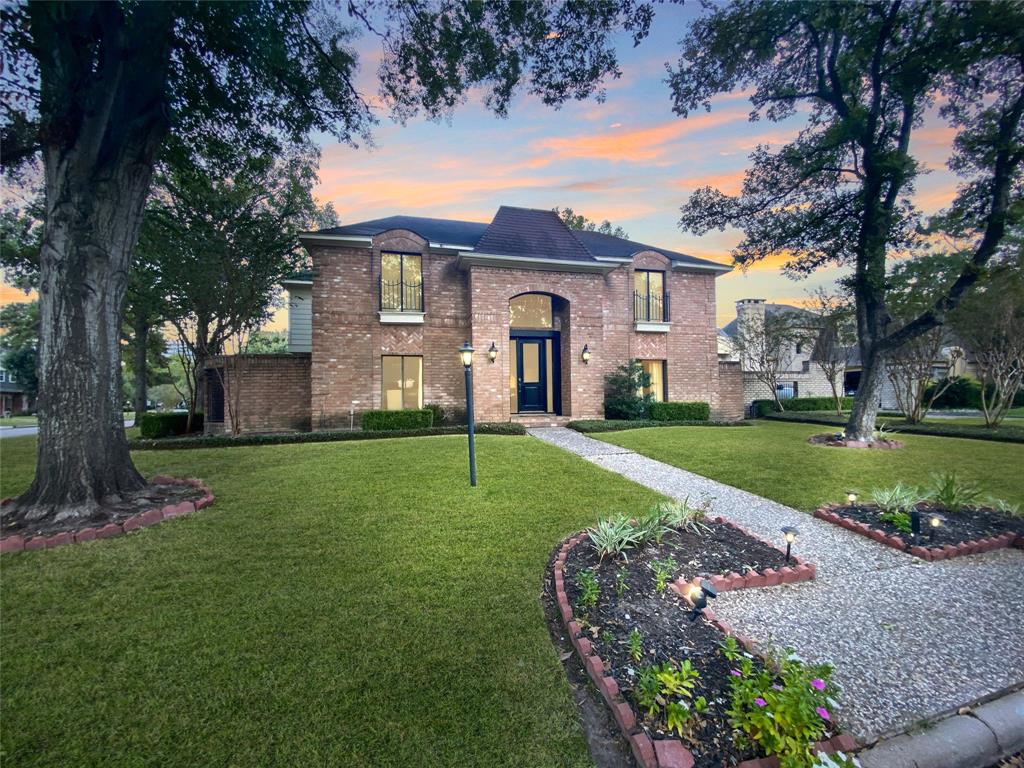 a view of a house with a back yard