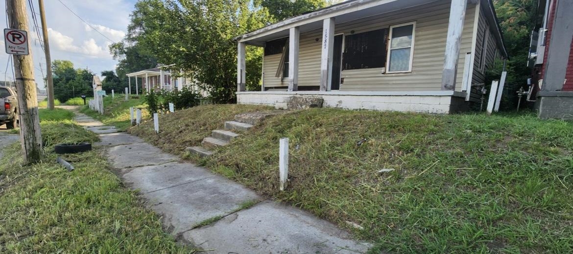 a view of a house with a yard