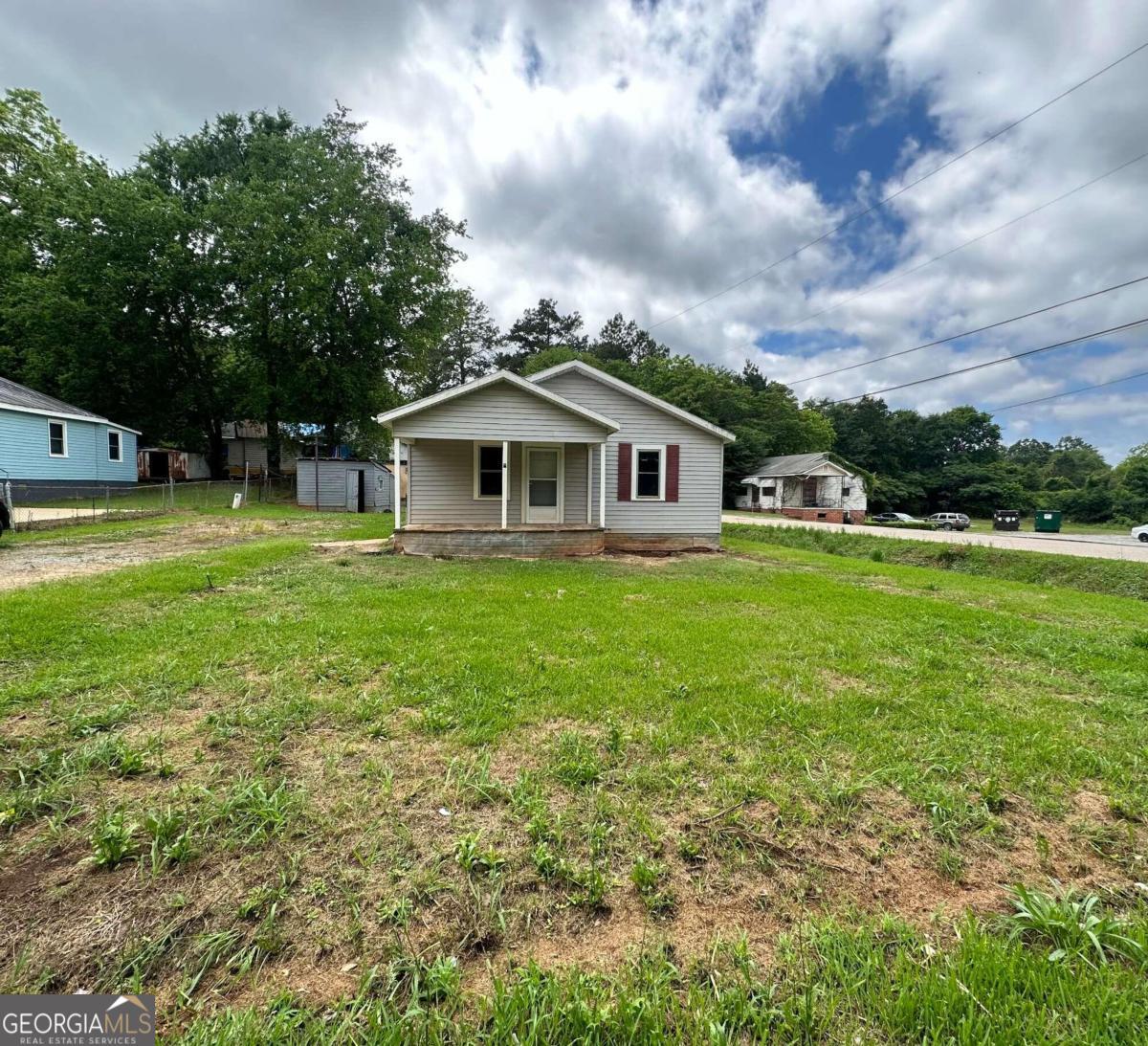 a view of a house with a yard