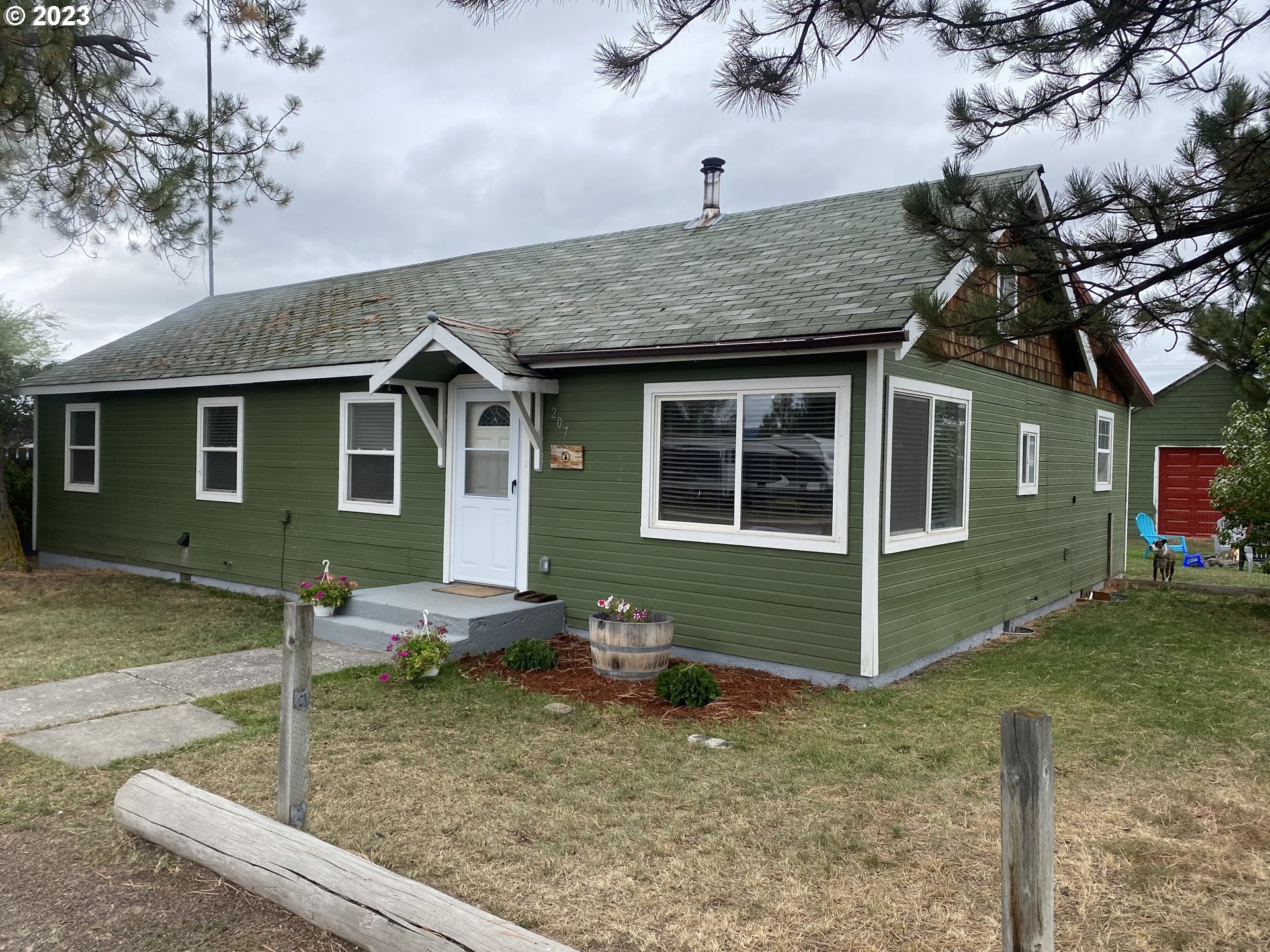 a view of a house with backyard