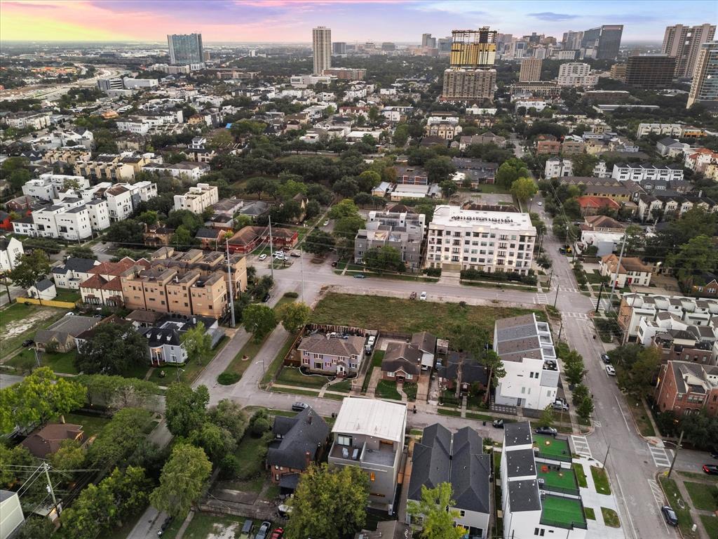 Location, location, location!  This modern contemporary townhome is situated conveniently near the Texas Medical Center, Museum District and Midtown.