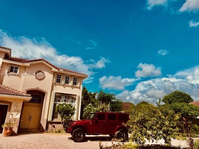 a view of a house with a yard