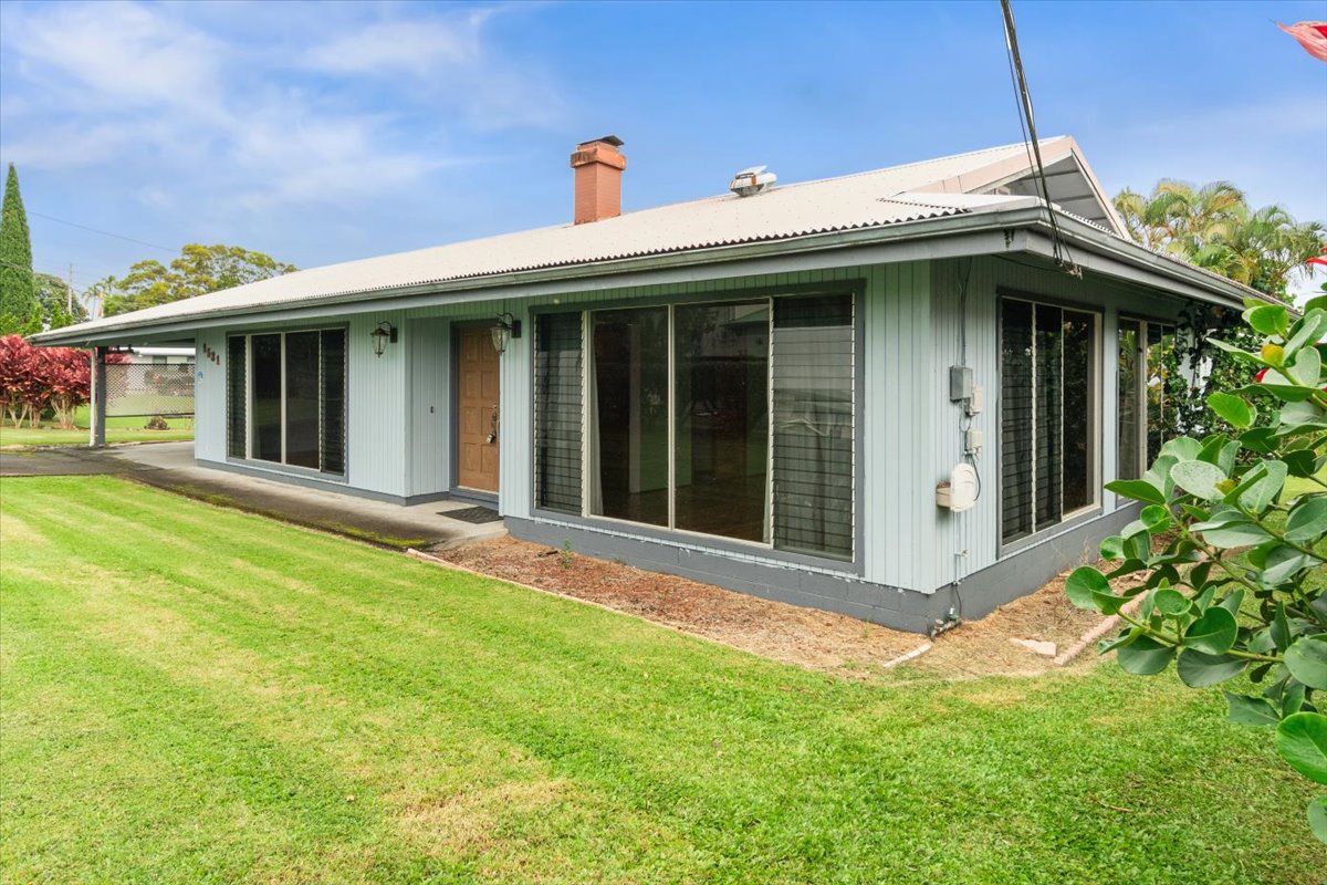 a view of a house with backyard and porch