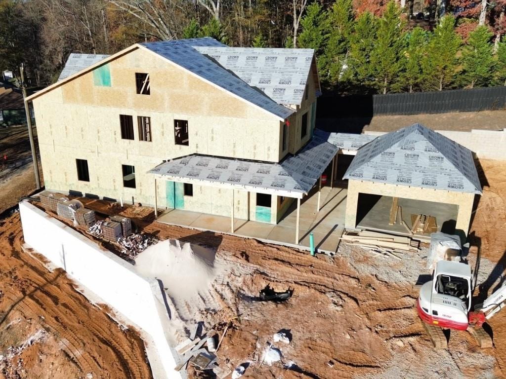 a view of a house with backyard