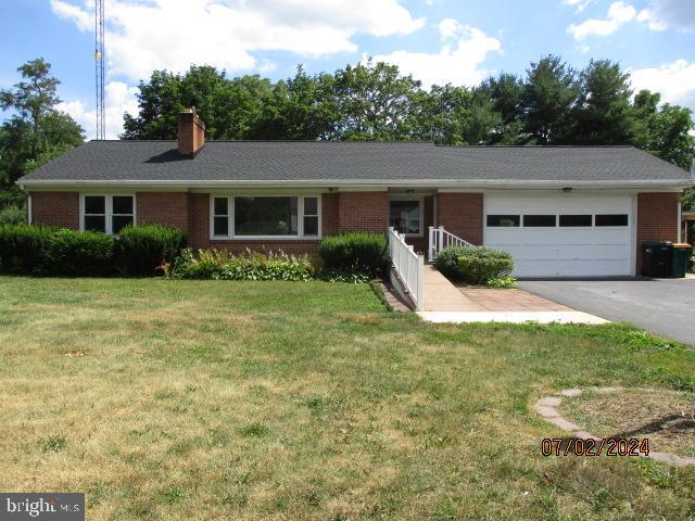 a view of a yard in front of a house