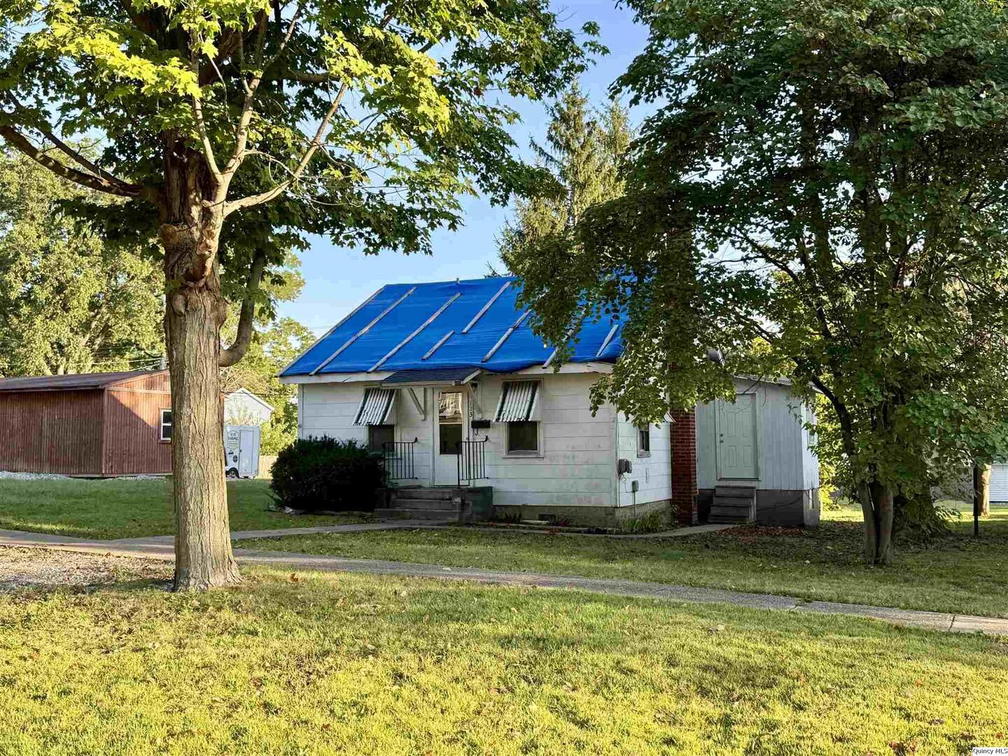 a view of a house with a yard