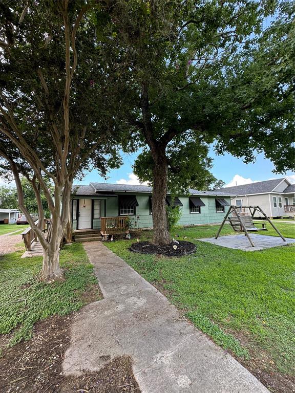 a view of a front of house with a yard