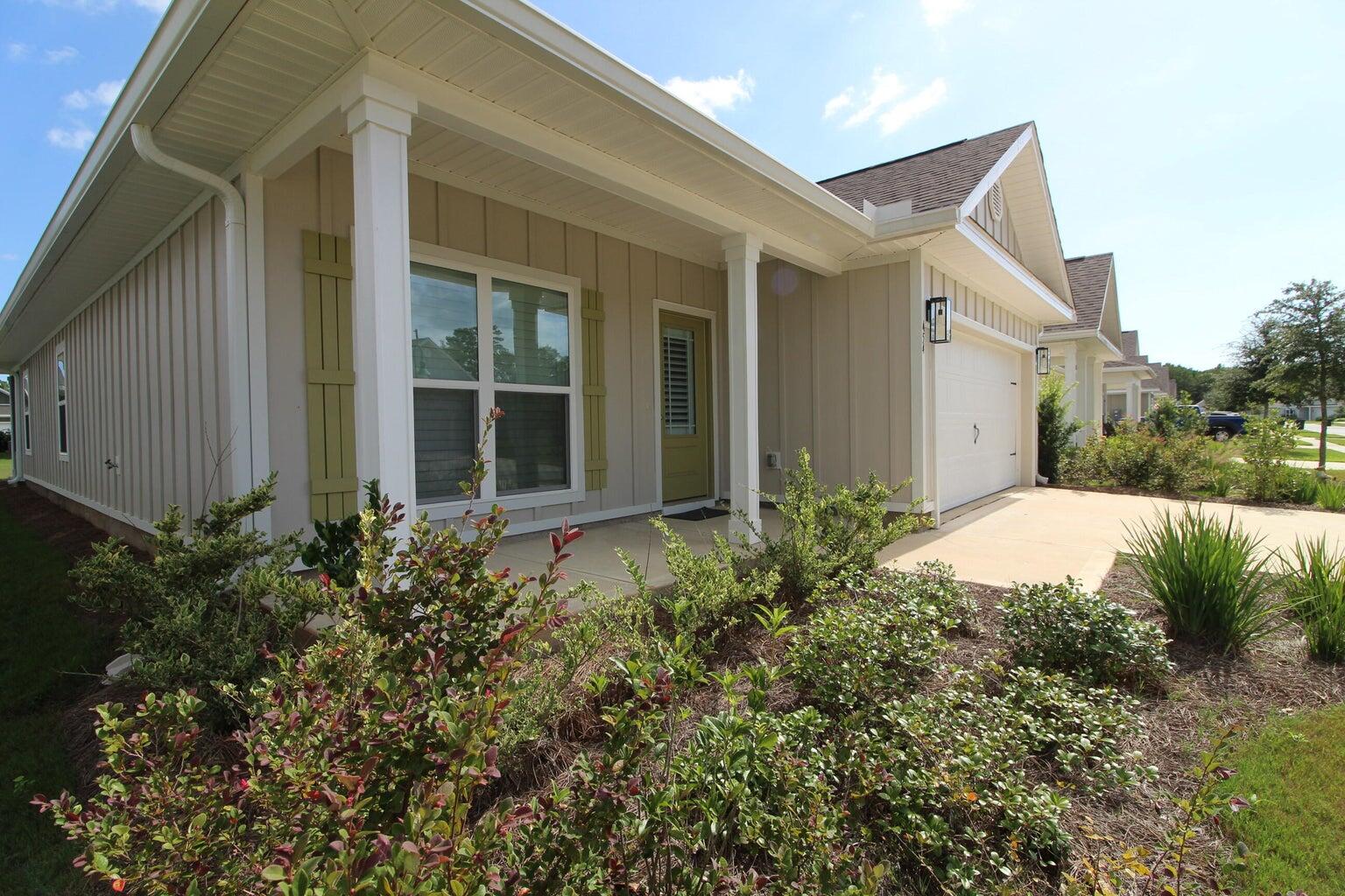 a view of a house with backyard and garden