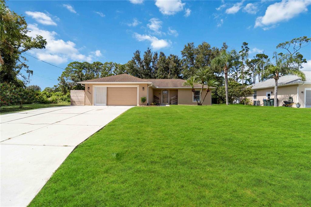 a view of a house with a yard