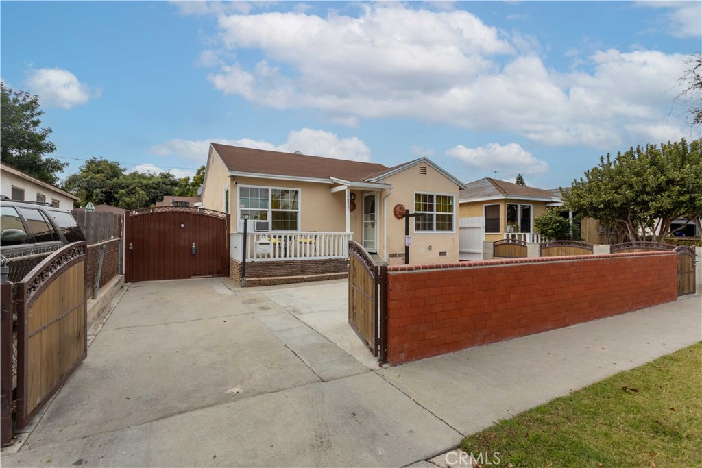 a view of house with a yard