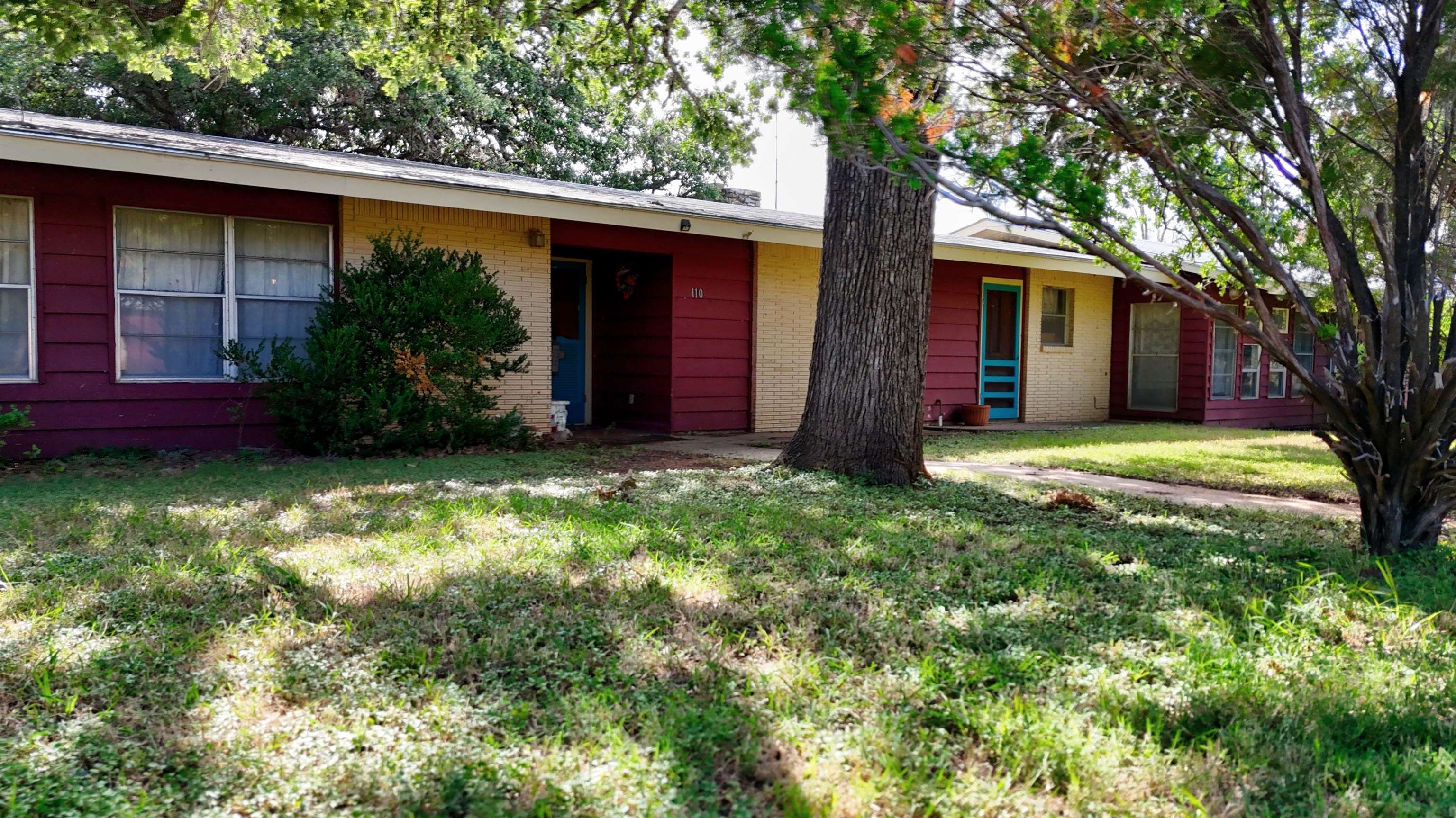 a view of a house with a yard