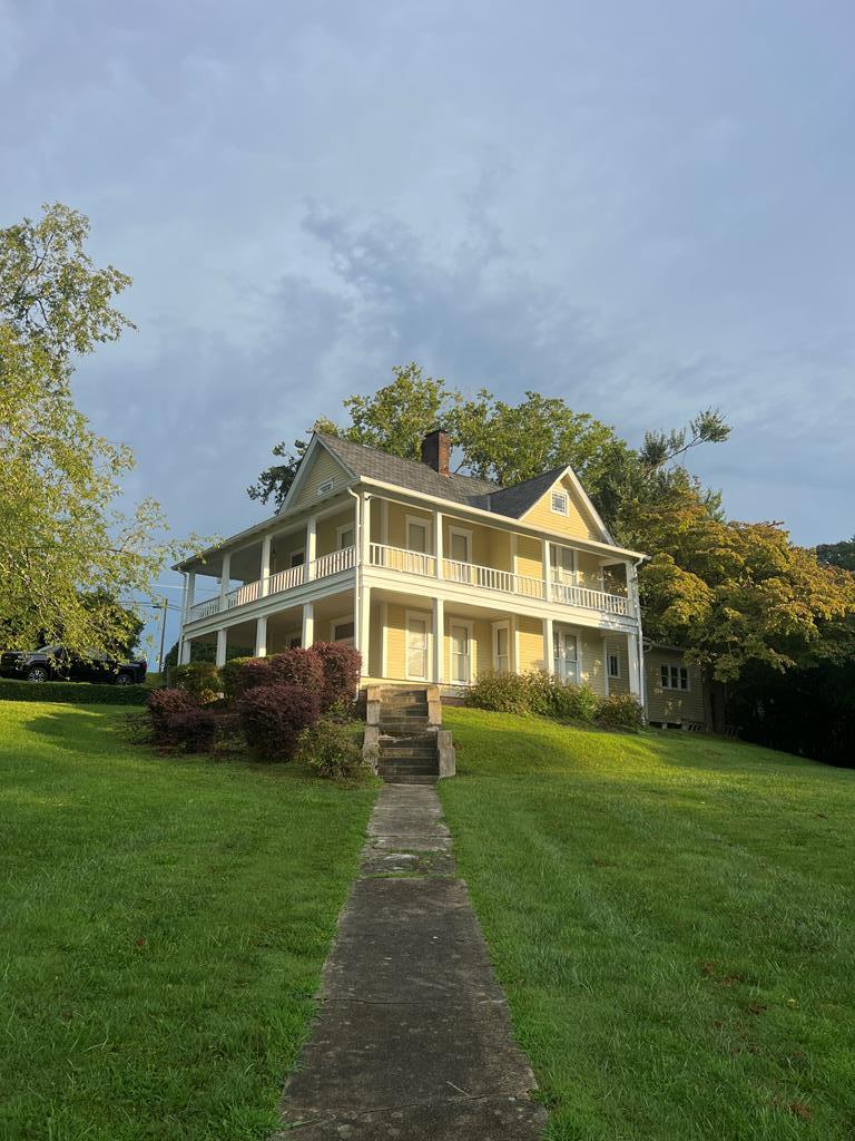 a view of house with garden