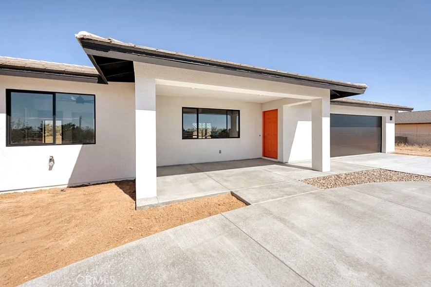 a view of a house with a tub