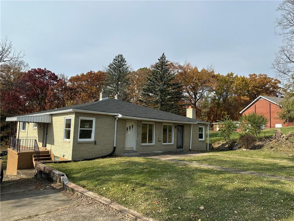 a view of a house with a yard