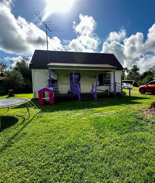 a view of a house with a backyard