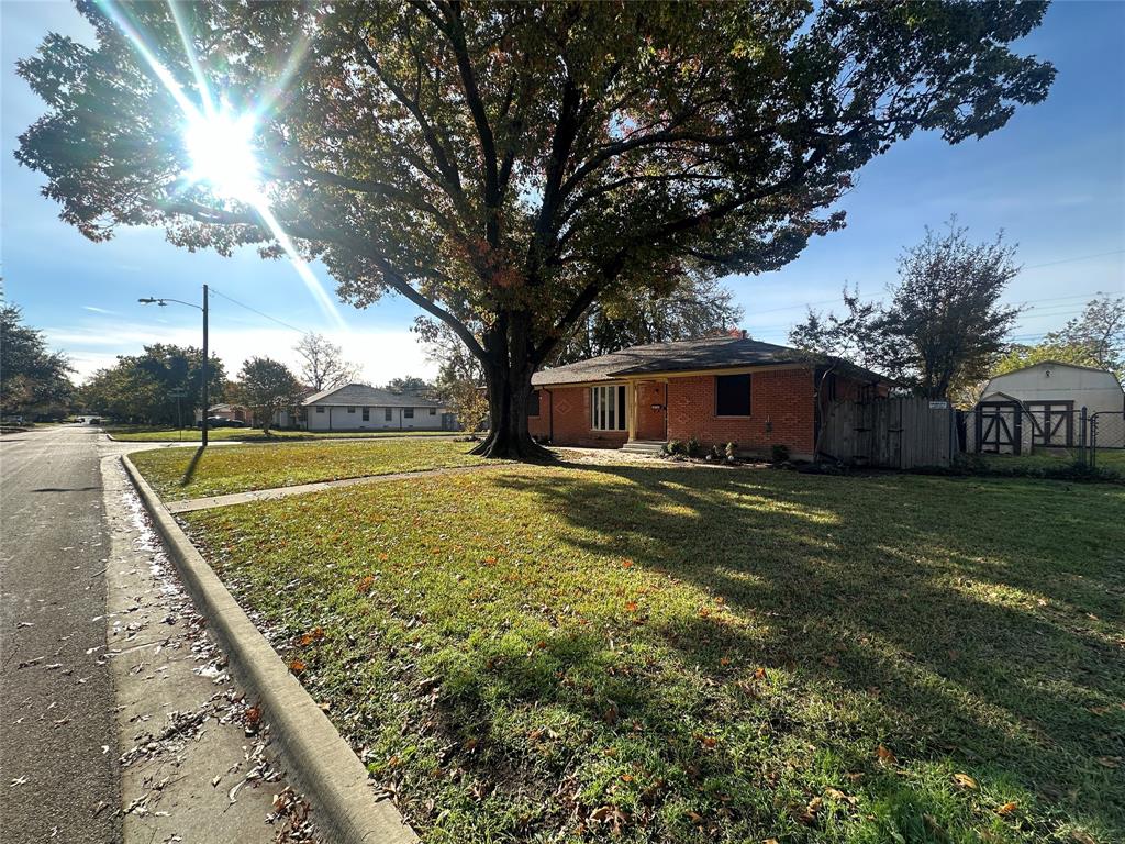 a view of a house with a backyard