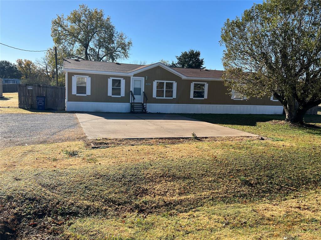 Manufactured / mobile home featuring a front yard