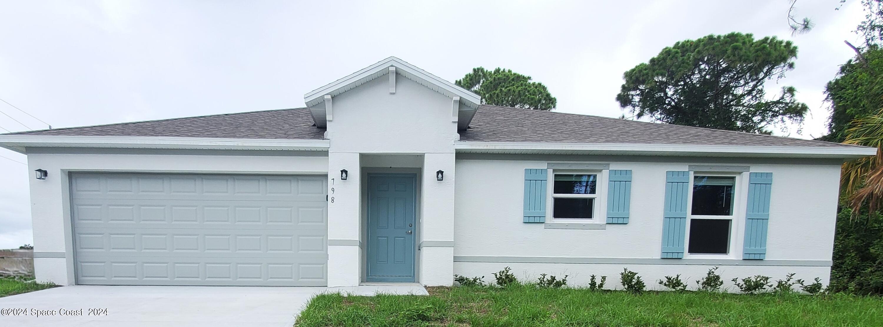 a view of front of house with a yard