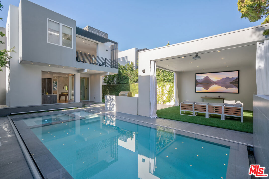 a view of an house with swimming pool