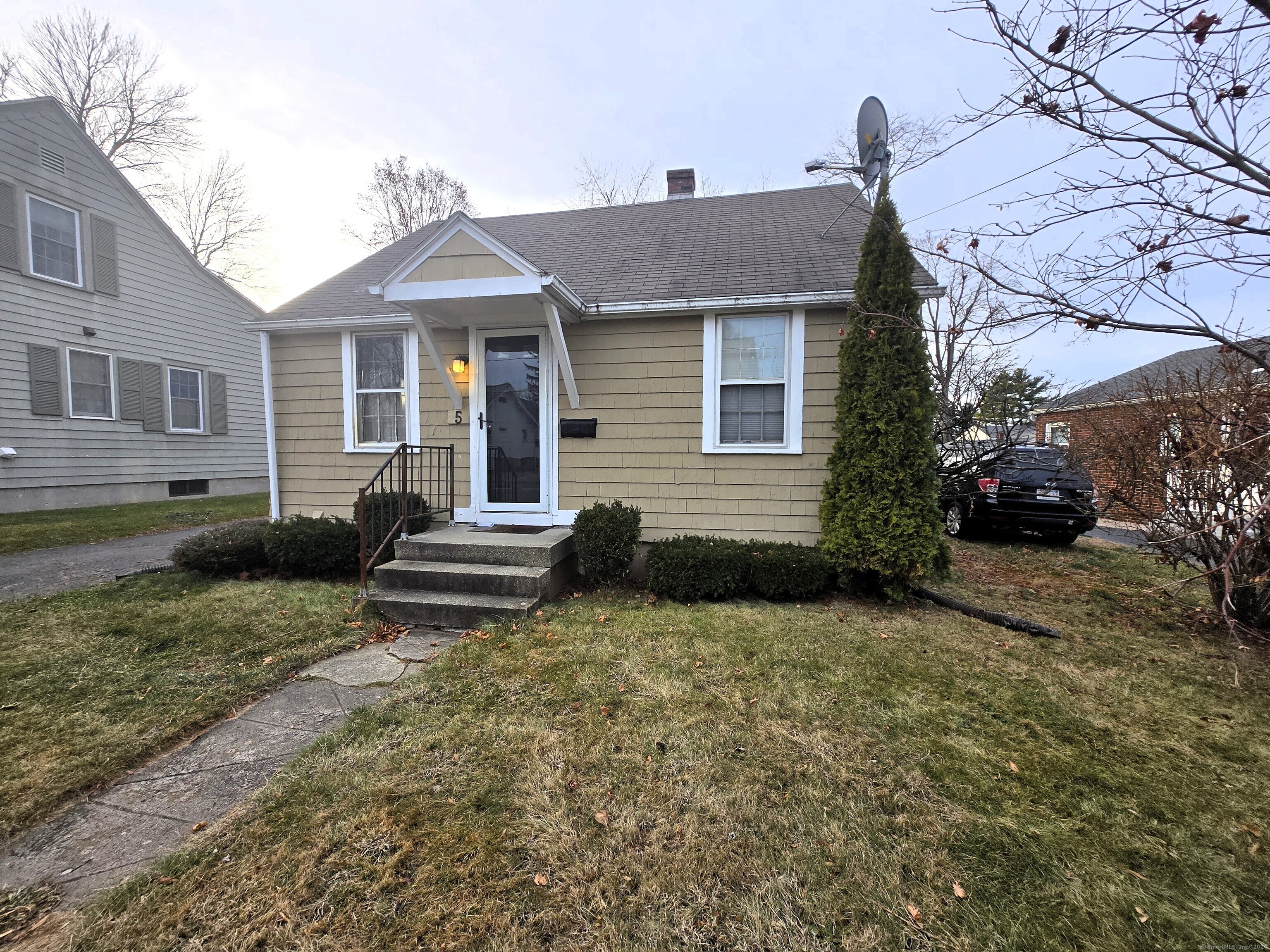 a view of a house with a yard