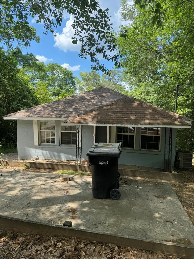 a view of a house with backyard