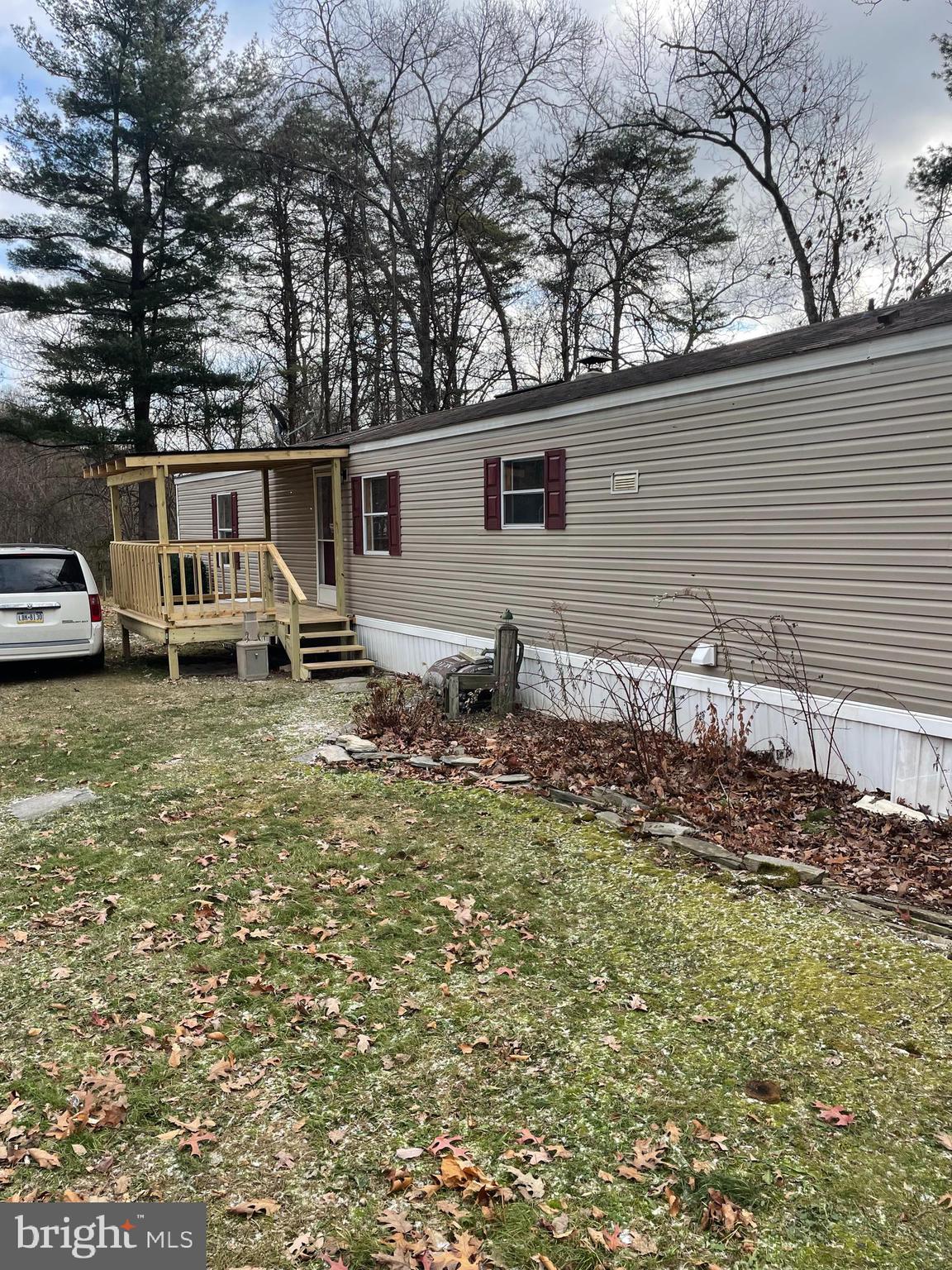 a view of a house with backyard