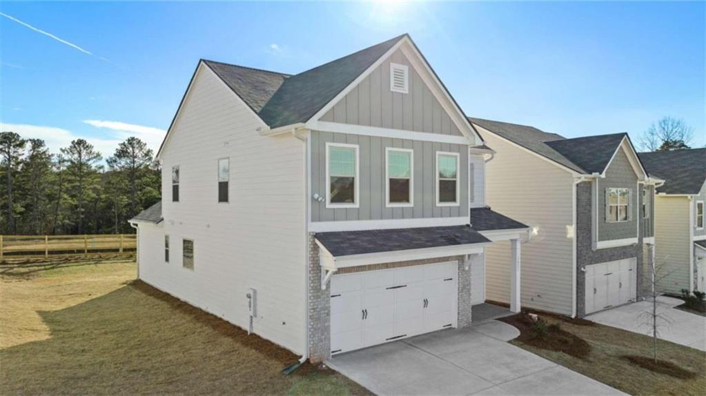 a view of a house with backyard