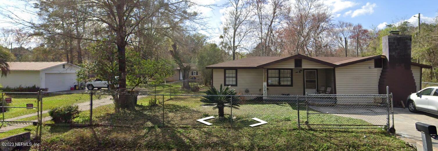 a view of a house with backyard