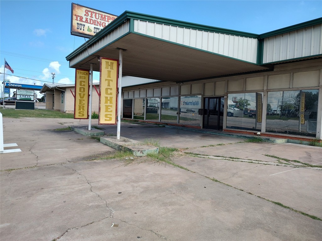 Located right on Hwy 290. Large awning and parking for customers