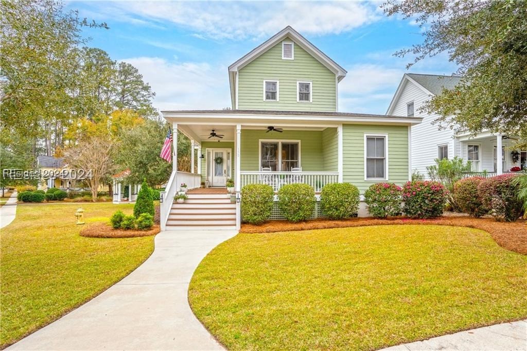 View of front of property with a front lawn, ceili