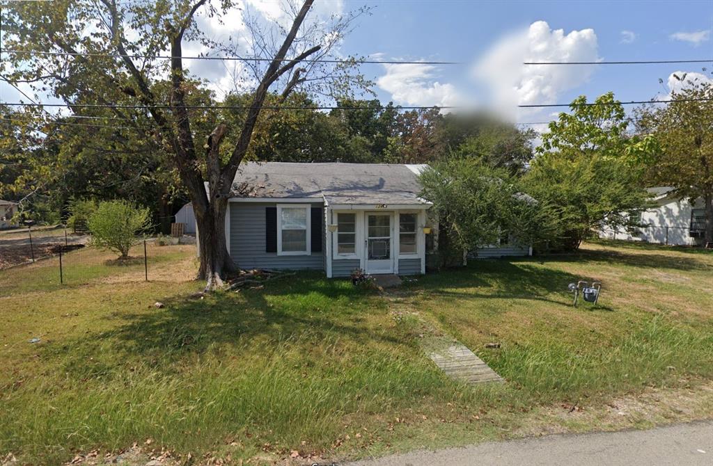 a view of a house with backyard and garden