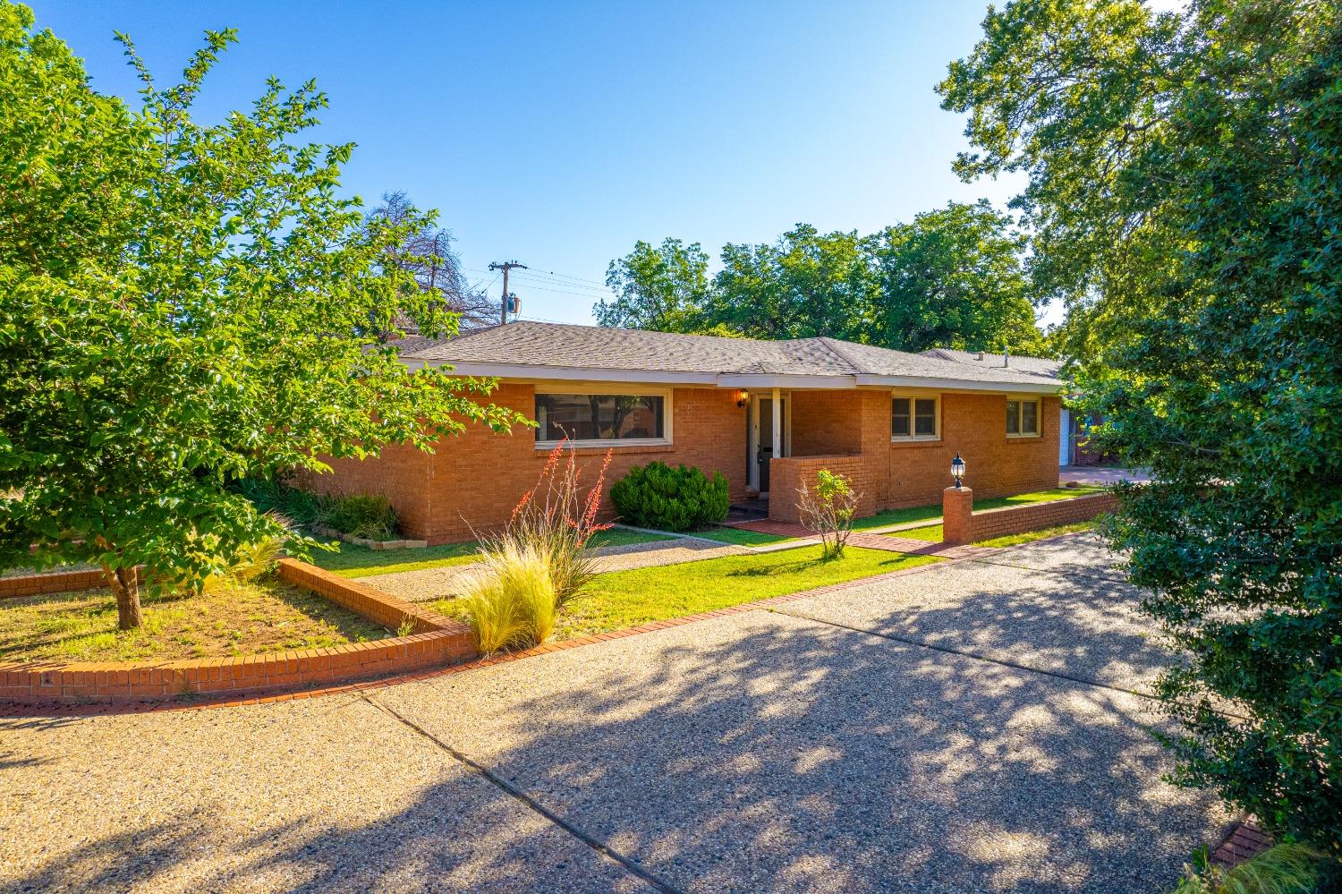 a view of a house with backyard and swimming pool