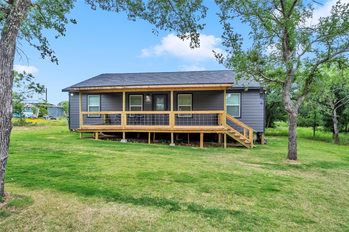 a view of a house with yard