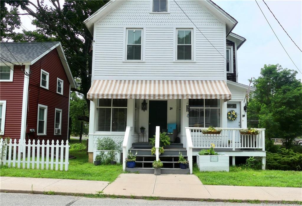 a view of a house with a yard and plants