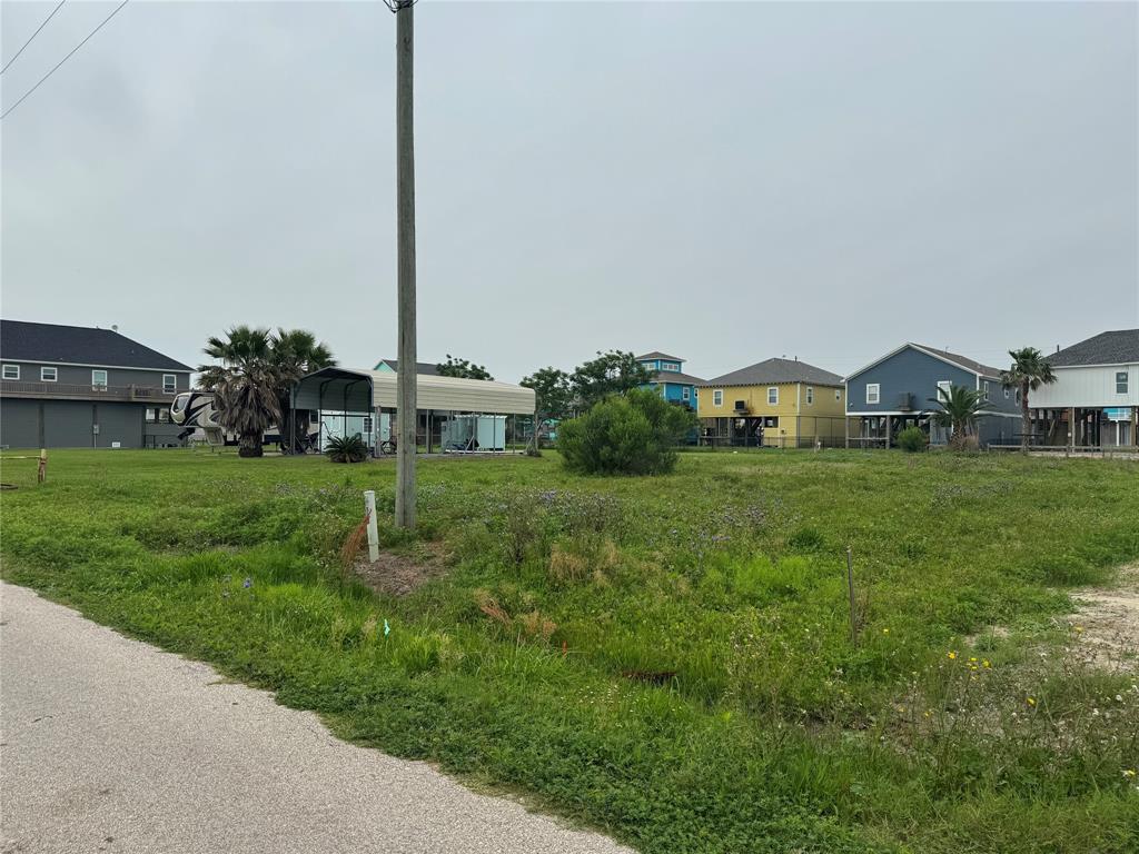 a view of a house with backyard and garden