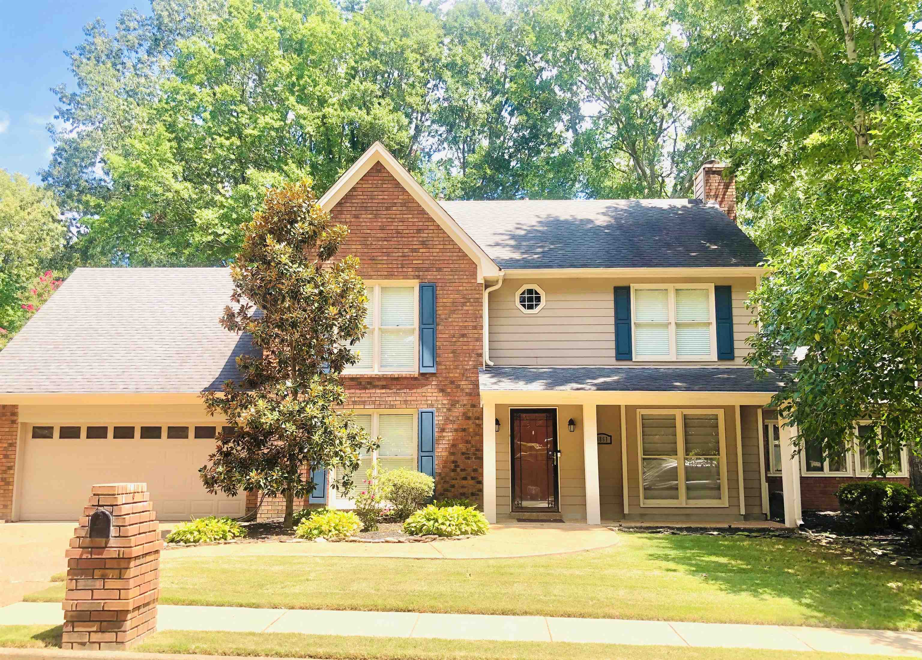 a view of a house with a yard