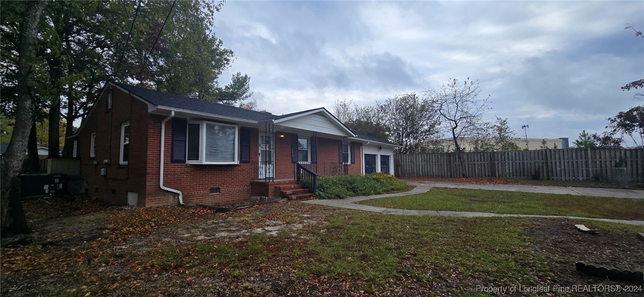 a view of a yard in front of house