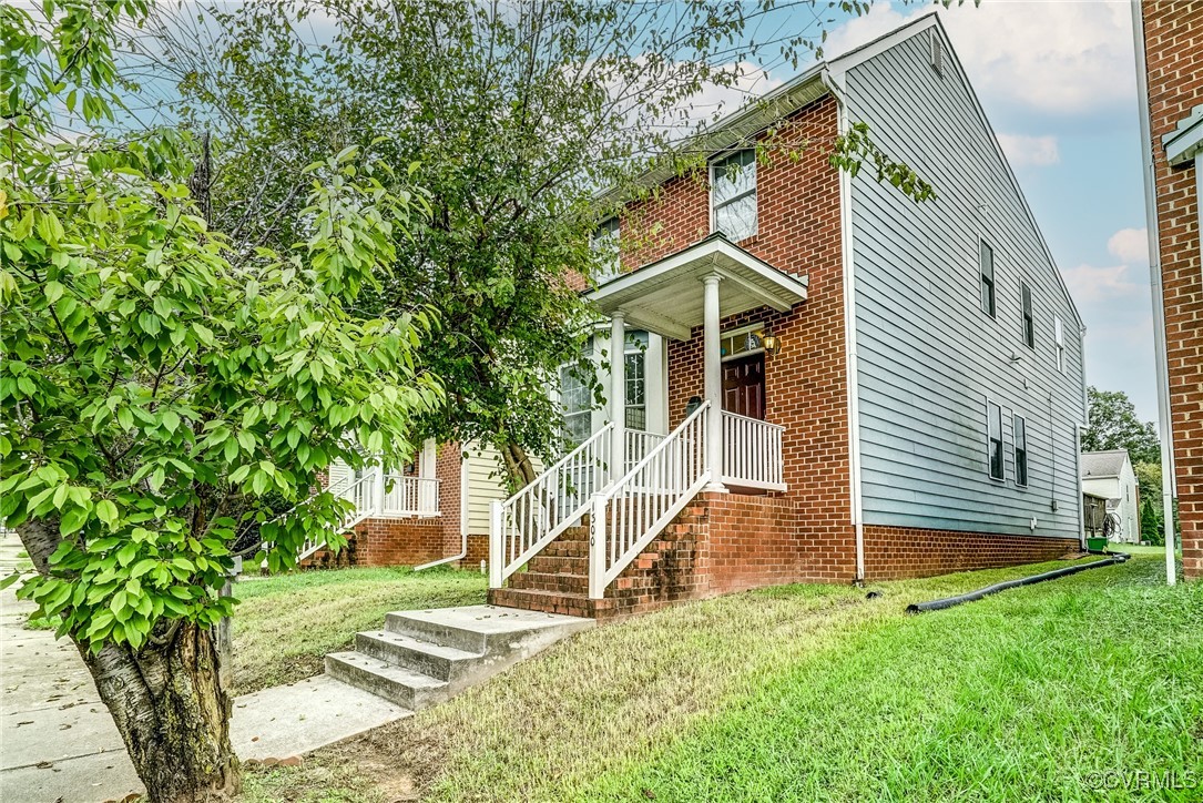 a view of a house with a yard