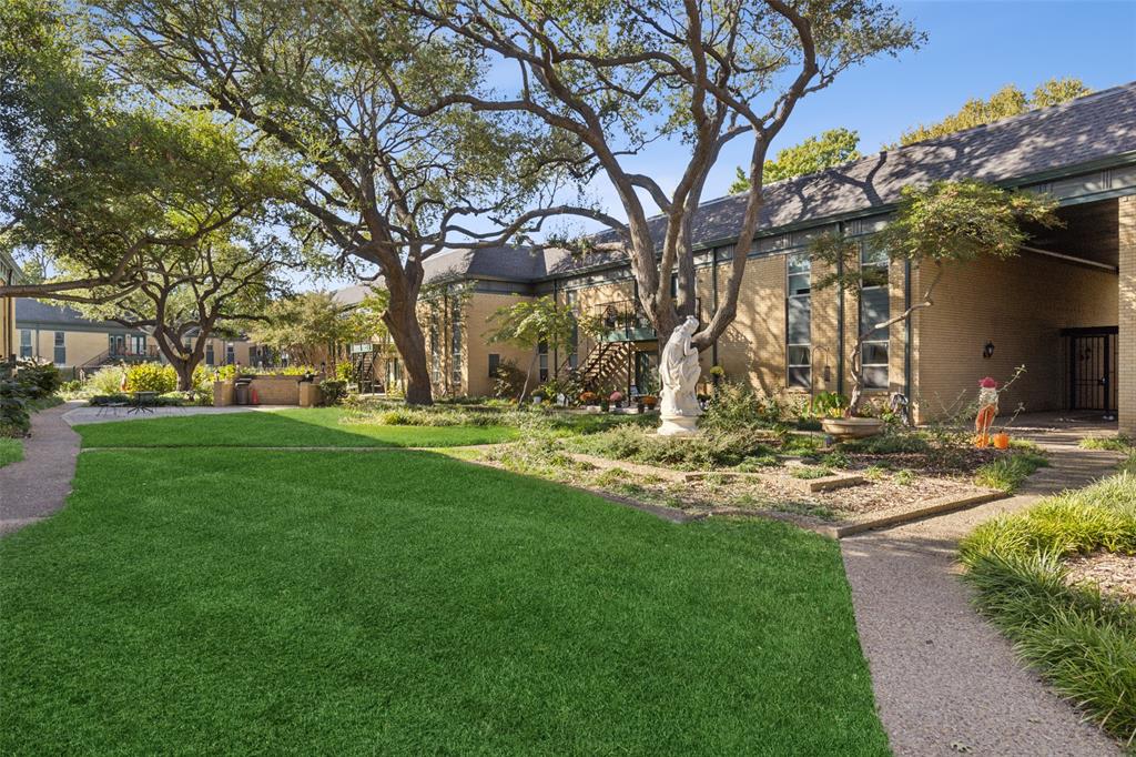 a view of yard with tree