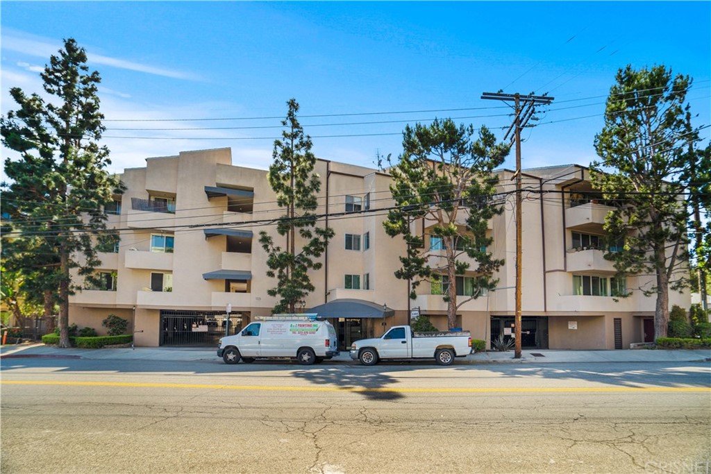 725 South Barrington Avenue, Unit 304, Los Angeles, CA 90049 | Compass