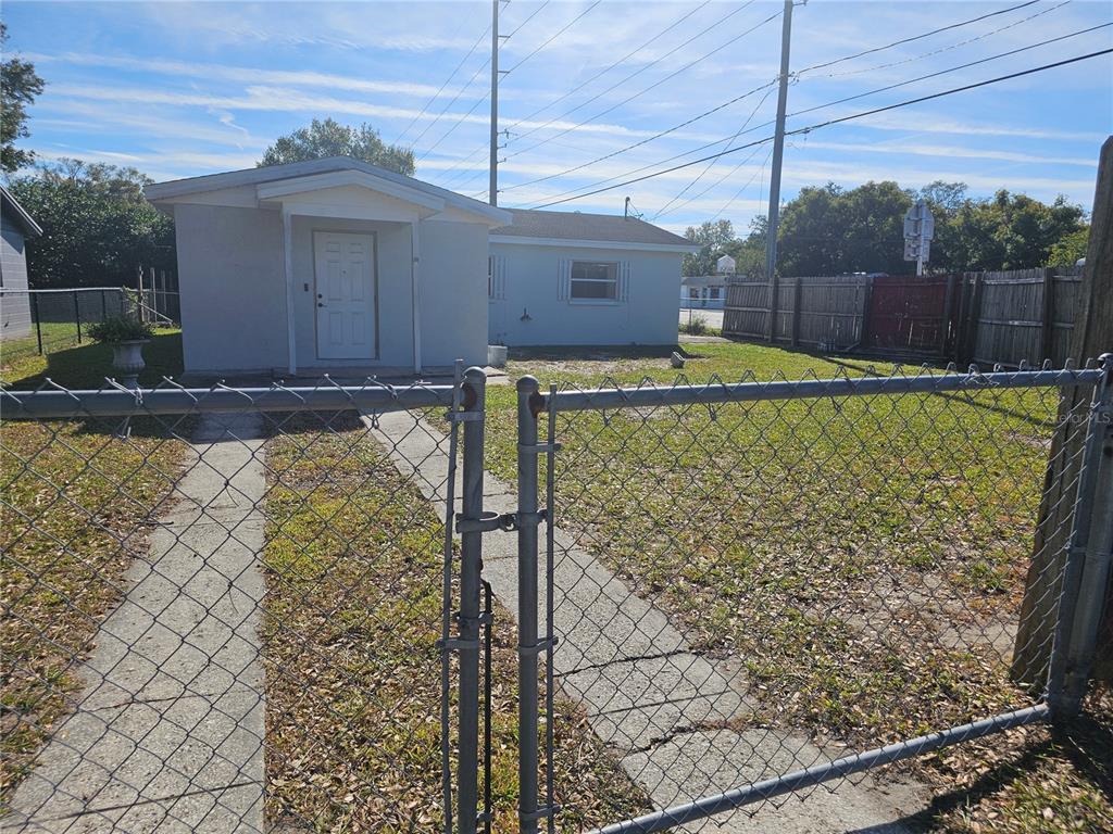 a view of a backyard