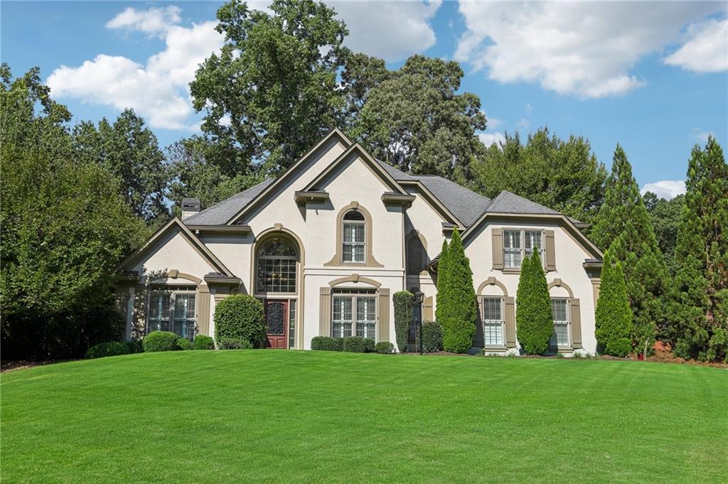 a view of a house with backyard and garden