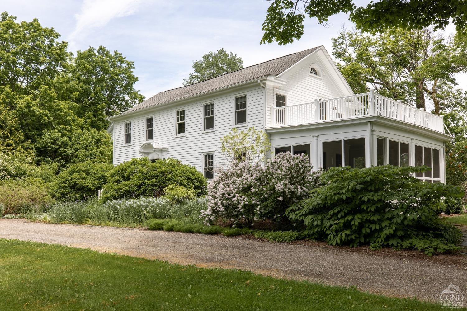 a view of a yard in front of house