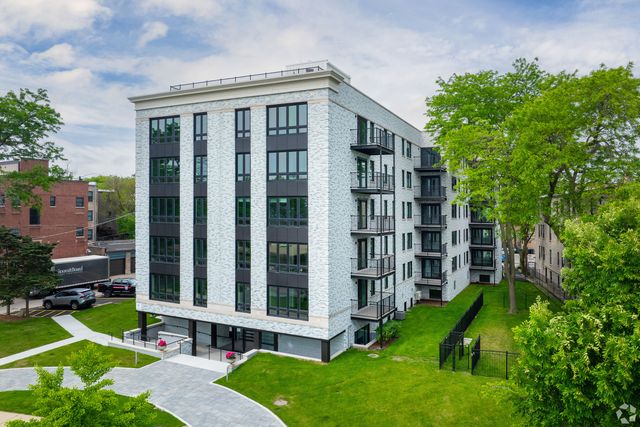 $4,300 | 550 Sheridan Square, Unit 403 | Evanston