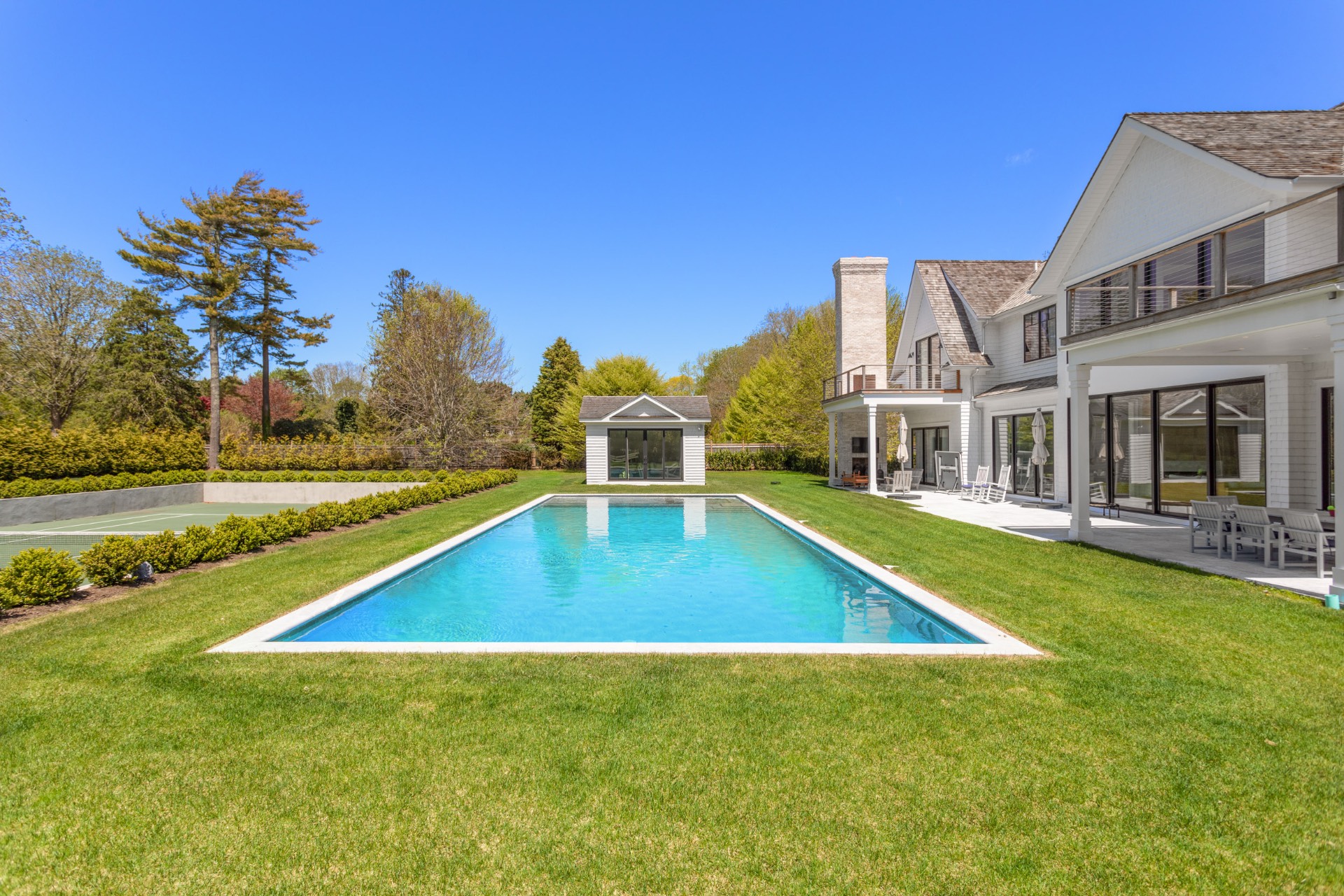 a view of an house with swimming pool and a yard