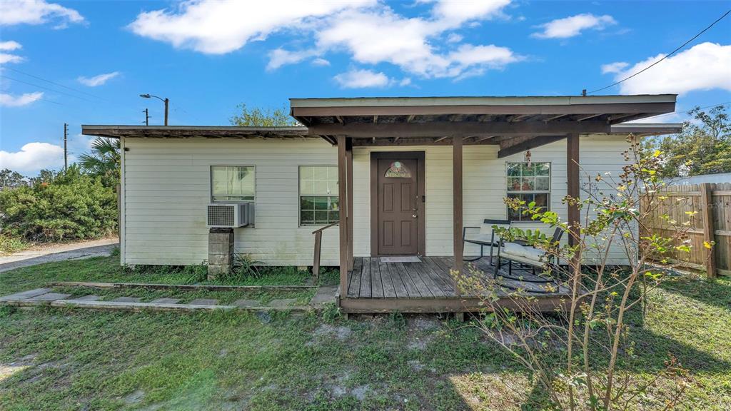 a view of a house with backyard